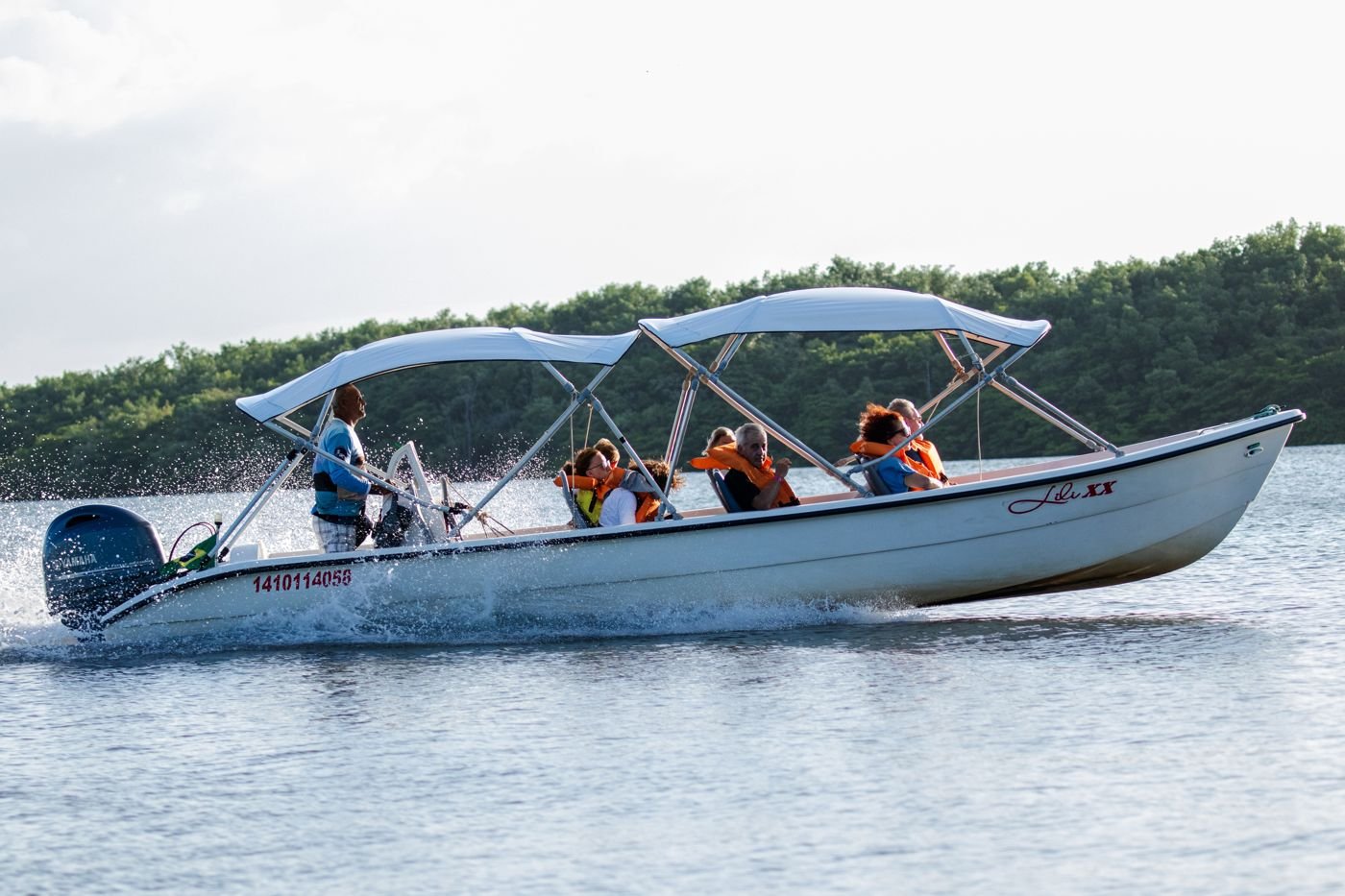 Barco com turistas navegando pelo Delta do Parnaíba